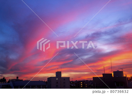 ある真夏の夕方の空の光景 80736632