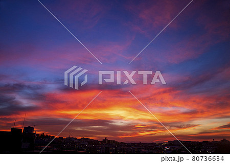 ある真夏の夕方の空の光景 80736634