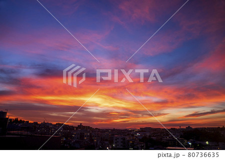 ある真夏の夕方の空の光景 80736635