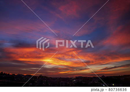ある真夏の夕方の空の光景 80736636