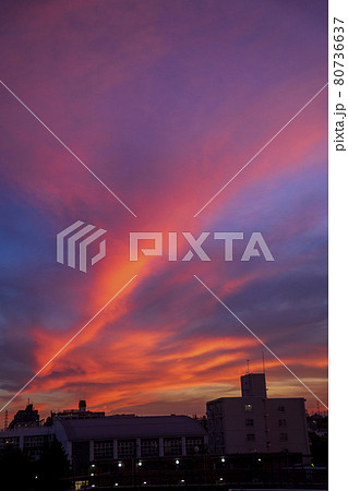 ある真夏の夕方の空の光景 80736637