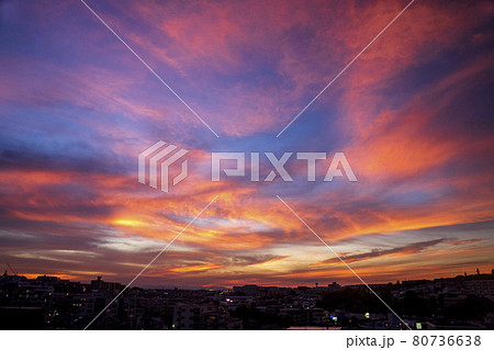 ある真夏の夕方の空の光景 80736638