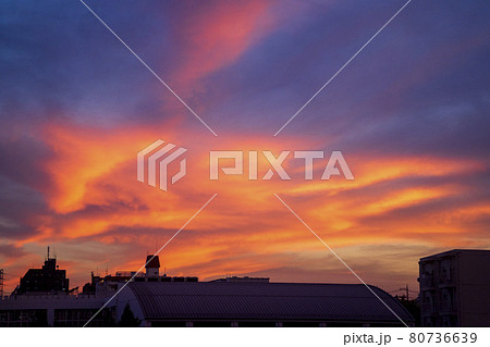 ある真夏の夕方の空の光景 80736639