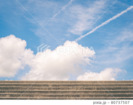 夏の空と階段 80737507