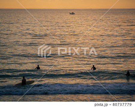 早朝から波待ちするサーファーたち 80737779