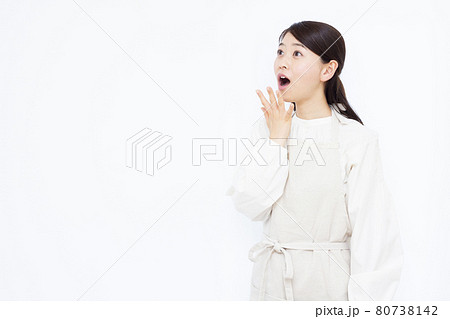 笑顔でビックリしている30代の主婦 80738142