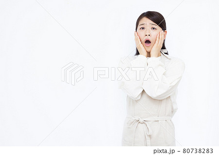 ビックリしている30代の主婦 ビックリしている30代の主婦 80738283