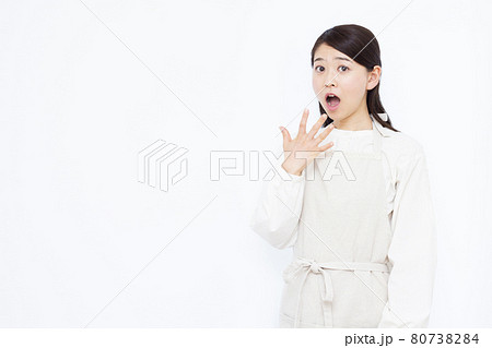 ビックリしている30代の主婦 ビックリしている30代の主婦 80738284