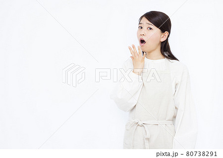 ビックリしている30代の主婦 ビックリしている30代の主婦 80738291