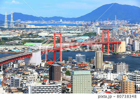 【福岡県】晴天下の若戸大橋と北九州市街 80738348