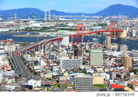 【福岡県】晴天下の若戸大橋と北九州市街 80738349