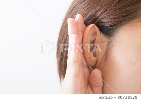 女性の耳 80738529