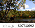 紅葉を楽しむカップル 80738692