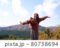 秋の風を感じてリラックス 80738694