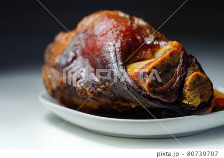 Bacon joint with bone served with grilled vegetables, red and yellow peppers, zucchini and red onion 80739707