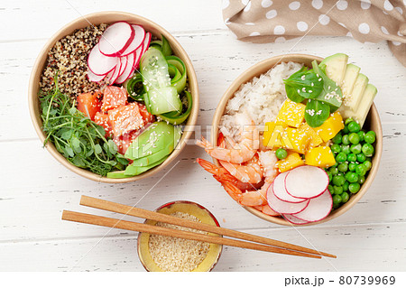 Poke bowls with shrimps, salmon, avocado and mango 80739969