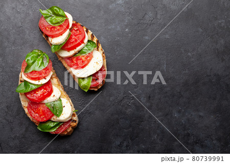Caprese salad with mozzarella, basil and garden tomatoes 80739991