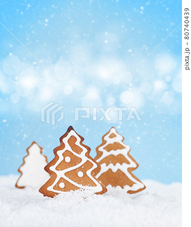 Christmas greeting card with homemade gingerbread trees 80740439