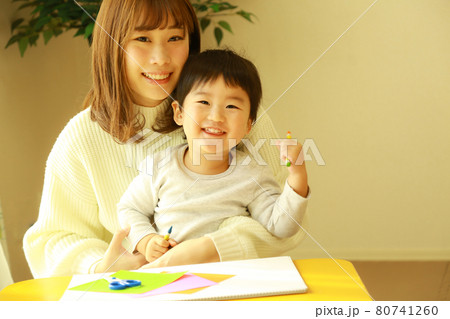 工作する親子 工作する親子 80741260