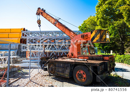 建設機械 重機 移動式クレーン車と青空 ポンコツ車 建設機械 重機 移動式クレーン車と青空 ポンコツ車 80741556