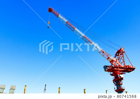 建設機械 重機タワークレーンと青空の写真素材 [80741568] - PIXTA