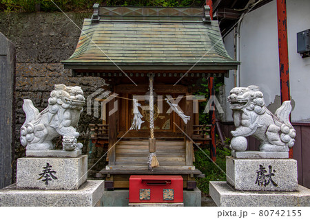 A traditional Japanese shrine with a statue of two lions dogs 80742155
