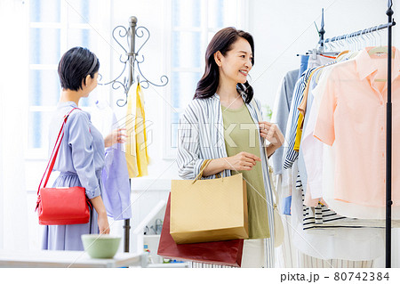 女性が買い物をしているシーン 80742384