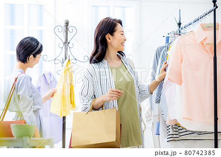 女性が買い物をしているシーン 80742385
