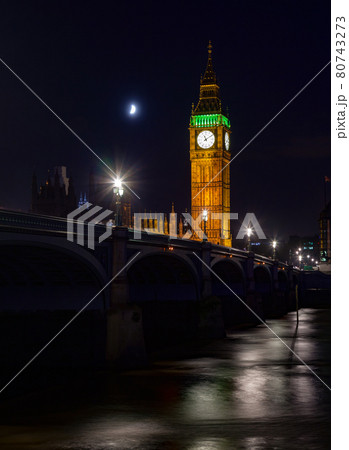 London cityscape with Westminster Bridge and Elizabeth Tower or Big Ben at night 80743273