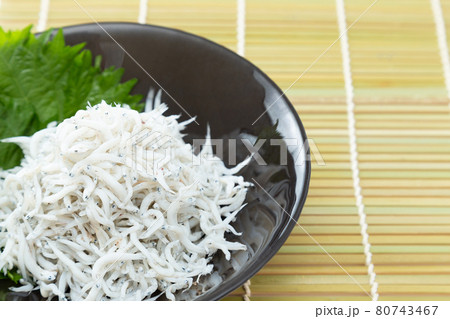 皿に盛られたシラス 皿に盛られたシラス 80743467