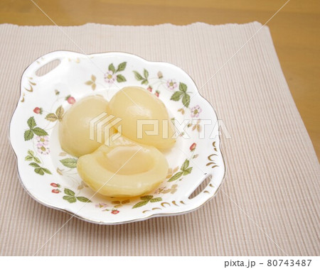 缶詰の桃を器にあけた 80743487