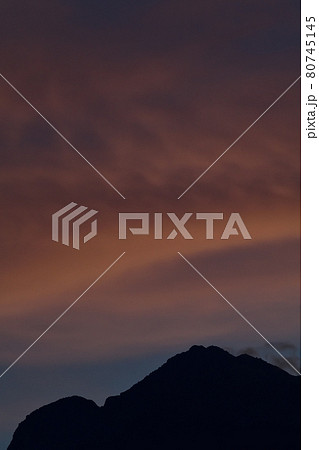 北杜市白州町、甲斐駒ケ岳山頂の夕焼雲 80745145