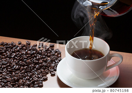コーヒー　ホットコーヒー　注ぐ 80745198