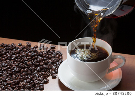 コーヒー　ホットコーヒー　注ぐ 80745200