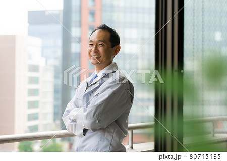 作業着の男性 80745435