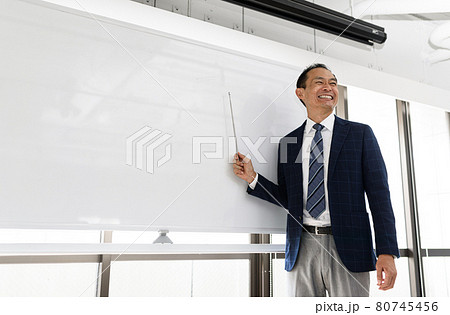 スーツ姿の男性 80745456