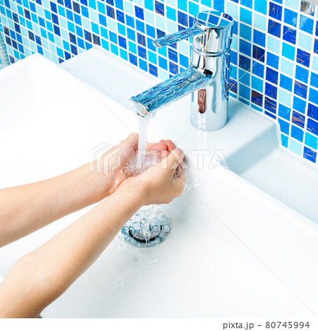 Child washing hands 80745994