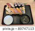 新鮮なお寿司 80747113