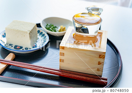 冷酒を枡とグラスに注ぐ 80748050