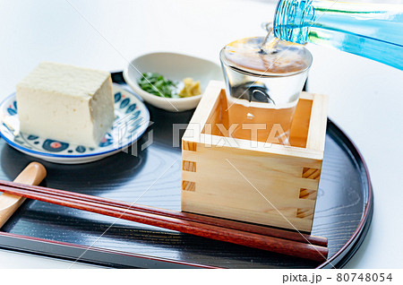 冷酒を枡とグラスに注ぐ 冷酒を枡とグラスに注ぐ 80748054