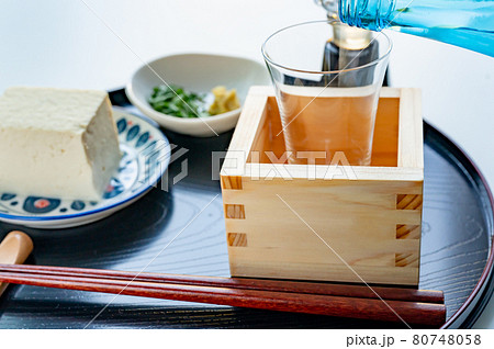 冷酒を枡とグラスに注ぐ 冷酒を枡とグラスに注ぐ 80748058