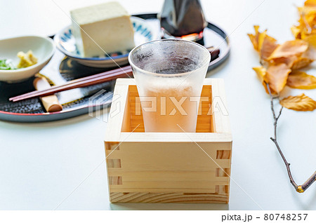 日本酒を飲む為に冷やしたグラスと枡 日本酒を飲む為に冷やしたグラスと枡 80748257