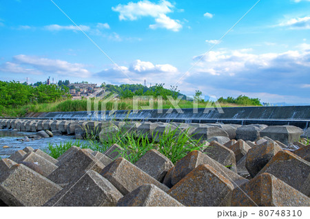 碓氷川 安中製錬所方面 西毛総合運動公園付近 初夏の風景 碓氷川 安中製錬所方面 西毛総合運動公園付近 初夏の風景 80748310