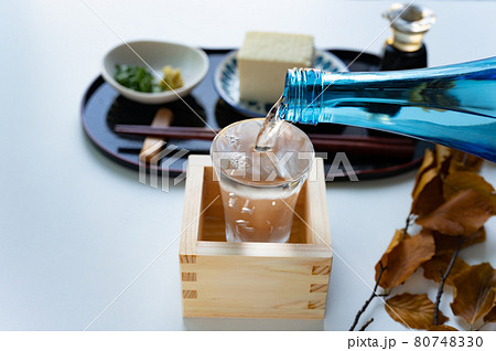 日本酒 トップ グラス 注ぐ 写真