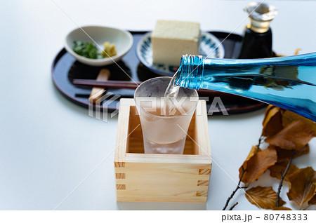 グラスと枡に注ぐ日本酒 グラスと枡に注ぐ日本酒 80748333