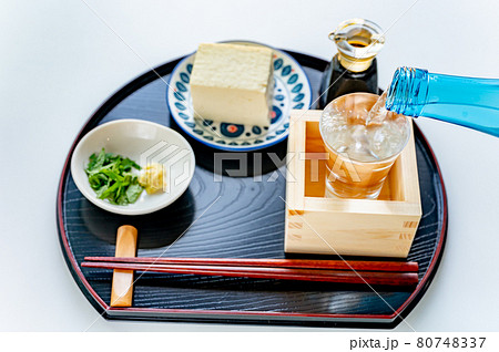 グラスと枡に注ぐ日本酒 グラスと枡に注ぐ日本酒 80748337