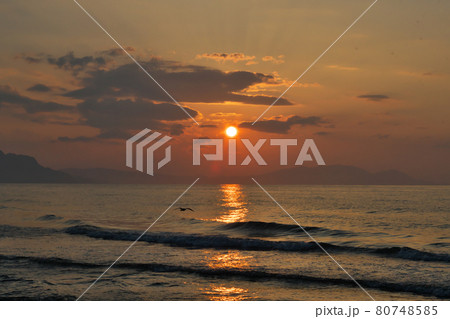 日本海の夕陽 80748585