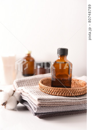 アロマボトルとバスルームの風景 80748789