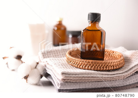 アロマボトルとバスルームの風景 80748790
