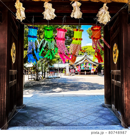 尾張国一宮の真清田神社の楼門から拝殿を眺めて 七夕飾り(七夕まつり)バージョン 尾張国一宮の真清田神社の楼門から拝殿を眺めて 七夕飾り(七夕まつり)バージョン 80748987